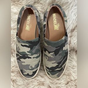 Girl Madeline Camouflage print sneaker size 8 1/2